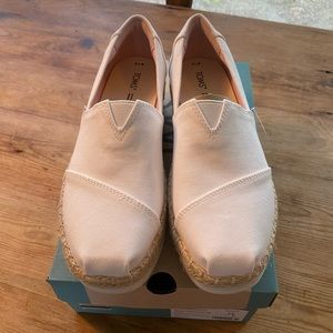 TOM’S white espadrille platforms size 7 1/2. Brand new NWT never worn